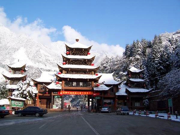 【都江堰龙池1日游】成都周边1日游徒步耍雪龙池之旅