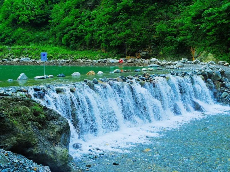 【回龙沟峡谷1日游】成都周边一日游之悠野逸行山间大峡谷，瀑布群落密布，徒步溯溪好去处一日游